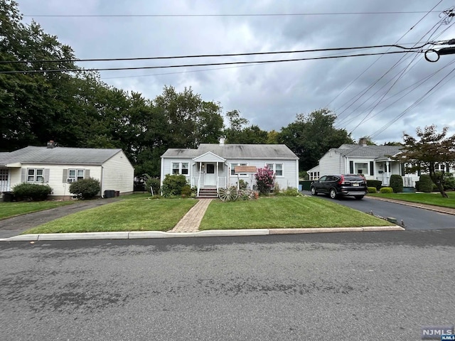 view of front of home featuring a front lawn