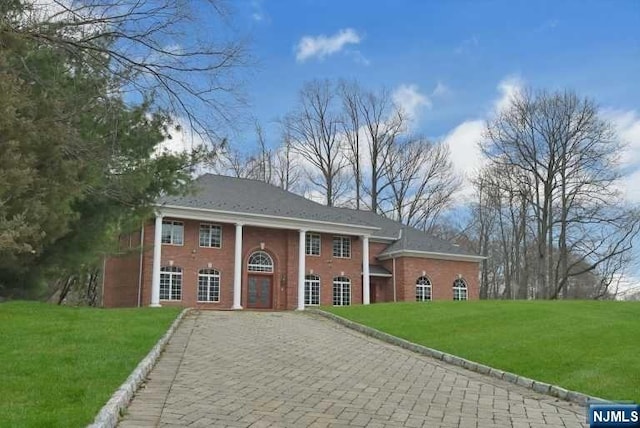 view of front of house with a front lawn