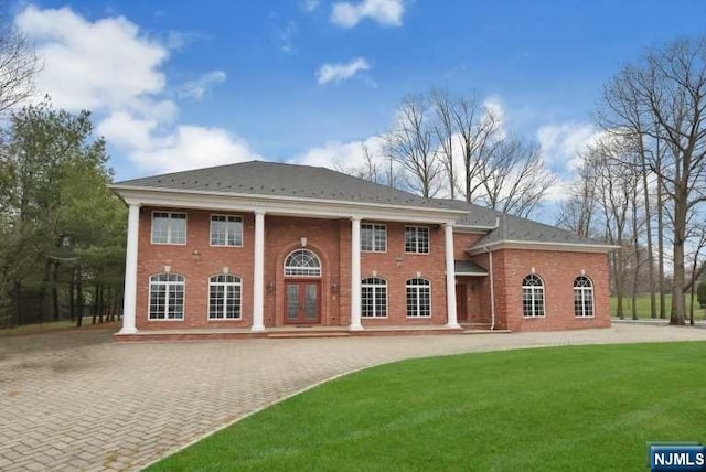 view of front facade featuring a front lawn