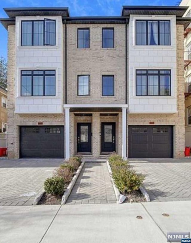 townhome / multi-family property featuring a garage