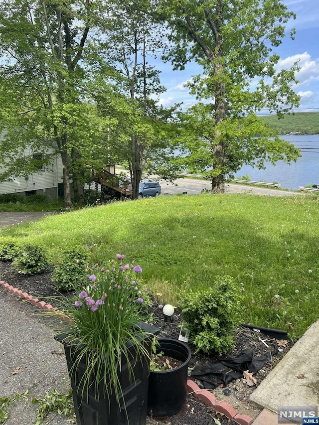 view of yard featuring a water view