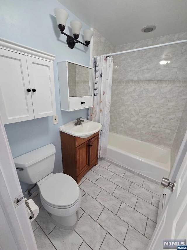 full bathroom with shower / tub combo with curtain, vanity, and toilet