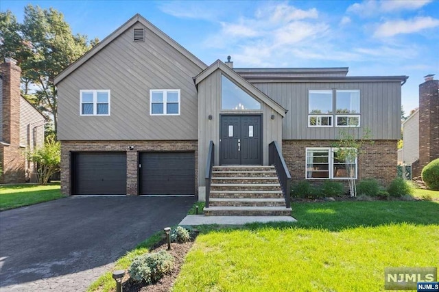 view of front facade featuring a front yard and a garage