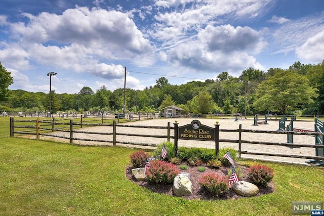 view of yard featuring a rural view