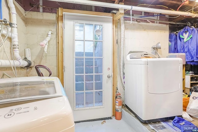 laundry area with washer / clothes dryer