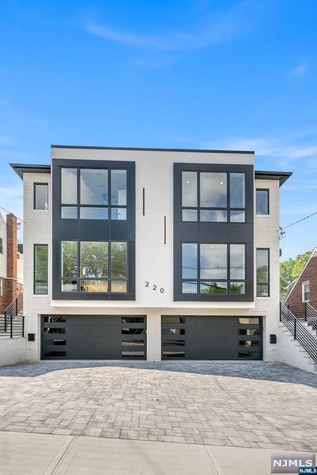 view of front facade featuring a garage