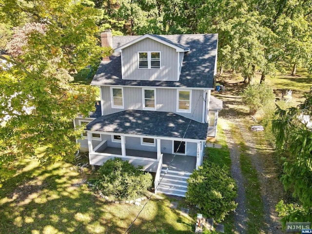 view of front facade featuring a front lawn