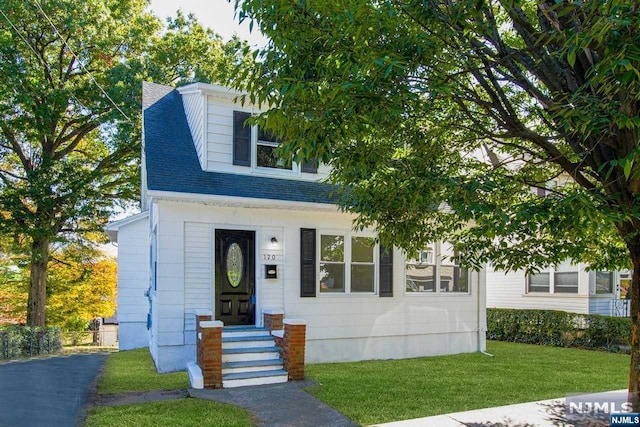 view of front of property with a front yard