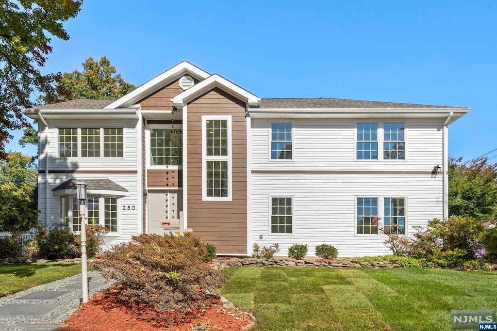 view of front of house featuring a front yard