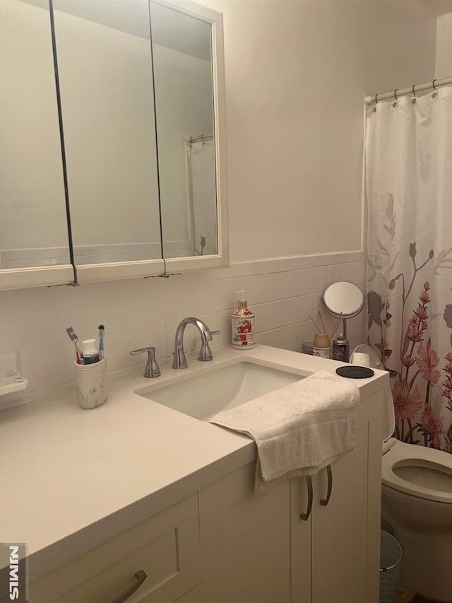 bathroom with a shower with curtain, vanity, and toilet