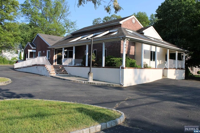 view of front of house with a porch