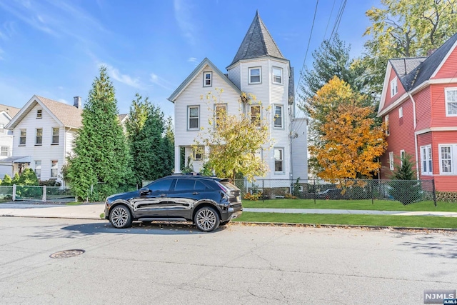 victorian house featuring a front lawn