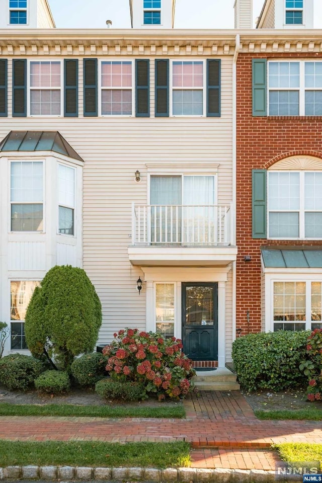 22 Redwood St, Jersey City NJ, 07305, 2 bedrooms, 1.5 baths townhouse for sale