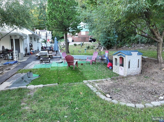 view of yard with a patio and an outdoor fire pit