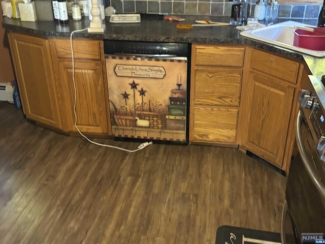 bar featuring decorative backsplash, stainless steel range oven, sink, and dark hardwood / wood-style floors