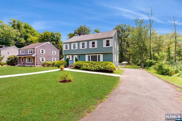 colonial inspired home featuring a front yard