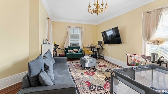 living room featuring crown molding, hardwood / wood-style floors, a healthy amount of sunlight, and an inviting chandelier