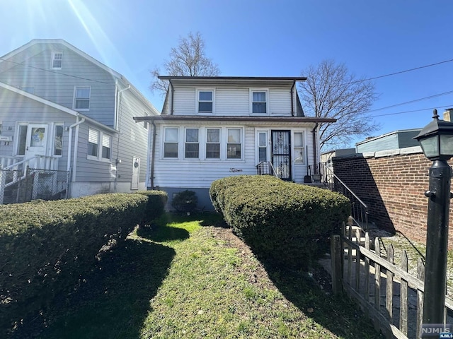 front of property with a front lawn