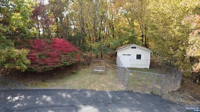 view of yard featuring a shed