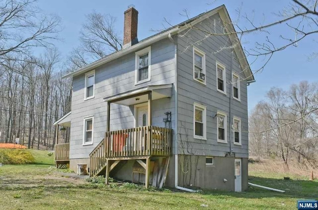 back of house featuring a lawn