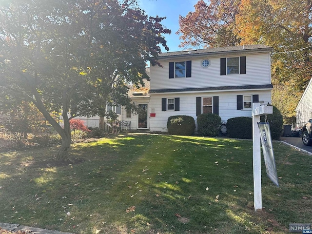 view of front facade with a front lawn