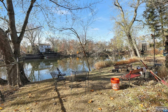 view of yard featuring a water view