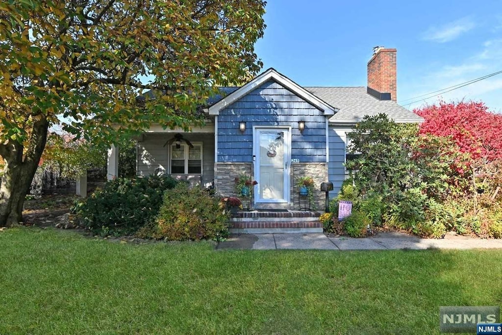 view of front of home with a front lawn