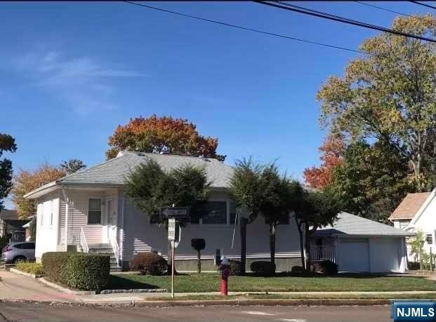 view of front of home with a front yard