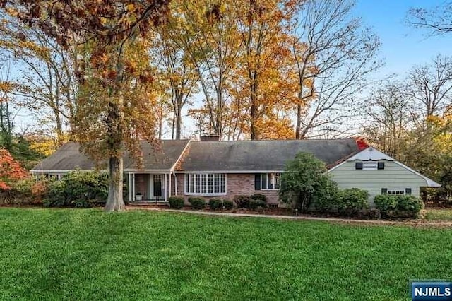 ranch-style house featuring a front yard