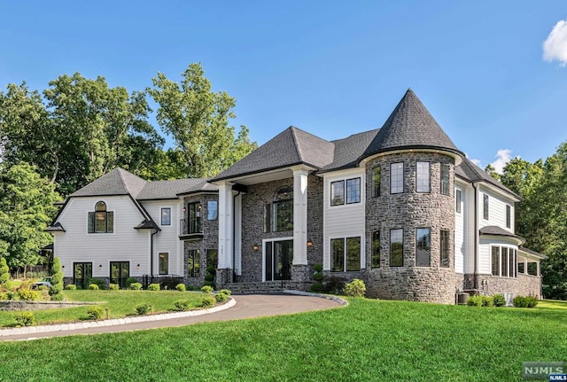 view of front facade featuring a front yard