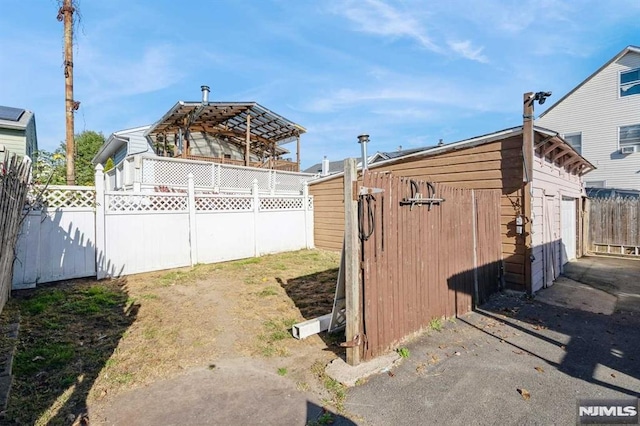 view of yard with an outdoor structure