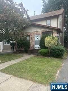 view of front facade featuring a front yard