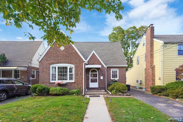 view of front facade with a front yard