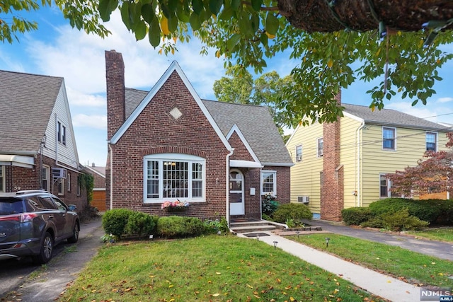 view of front facade with a front lawn