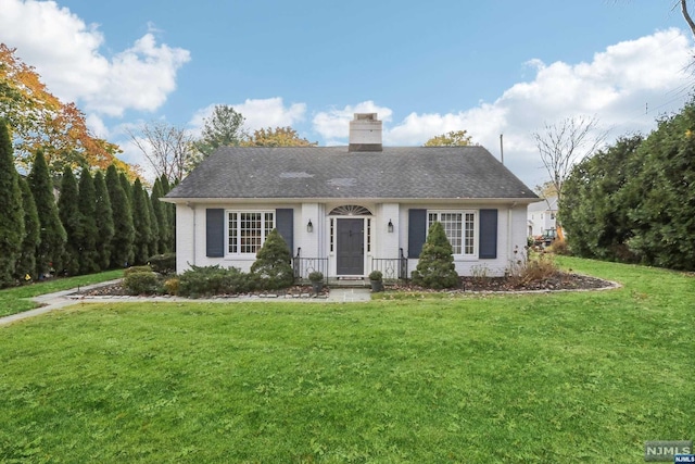 ranch-style home featuring a front yard