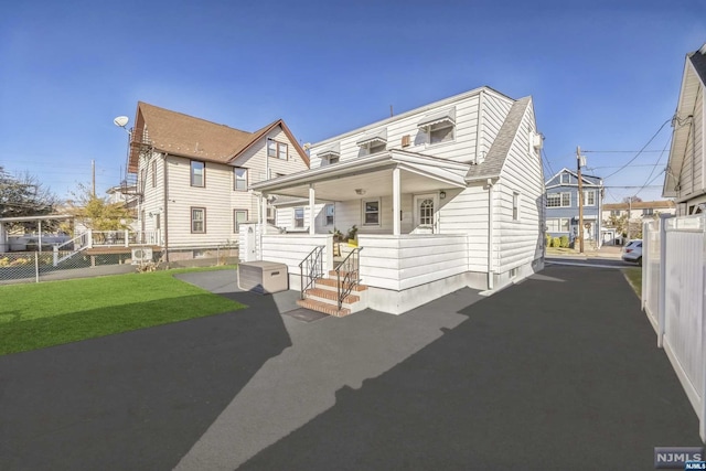 view of front of home featuring a front lawn and covered porch