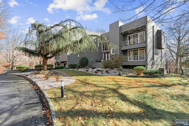 view of front facade featuring a front yard