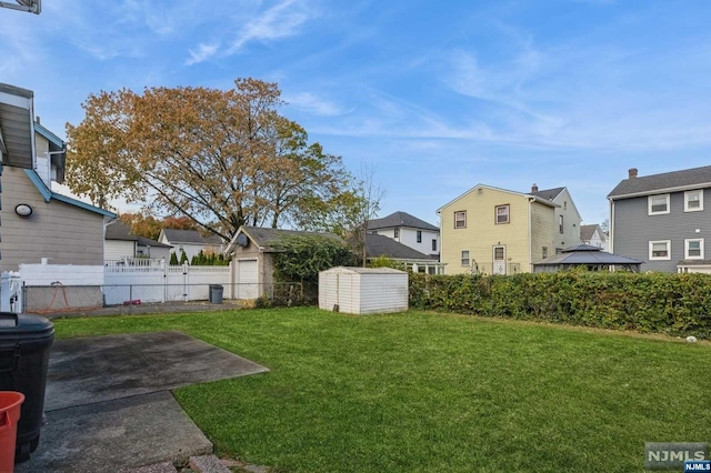 view of yard featuring a storage unit