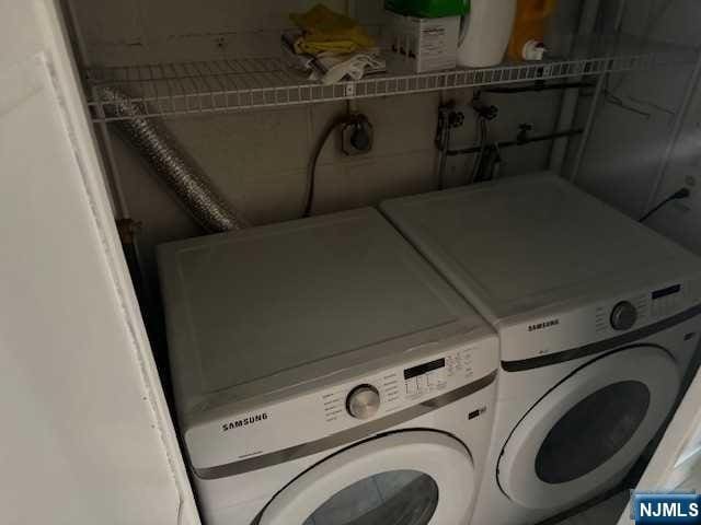 laundry room with washing machine and dryer