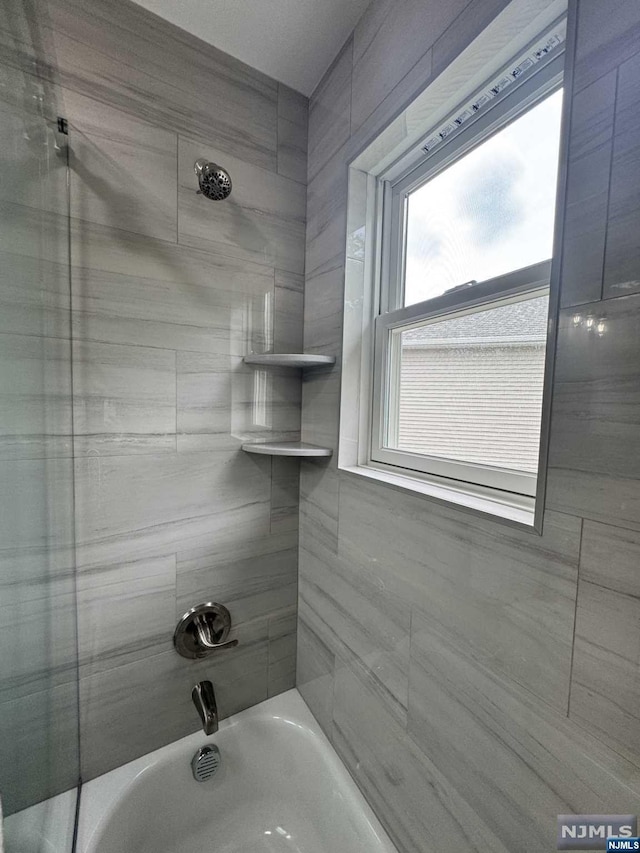 bathroom featuring tiled shower / bath combo