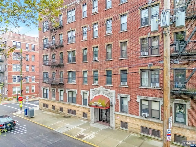 Listing photo 3 for 301 79th St Unit A6, North Bergen NJ 07047