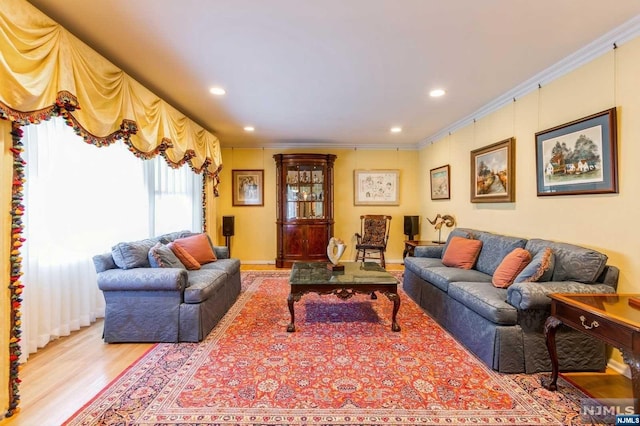 living area featuring recessed lighting, ornamental molding, baseboards, and wood finished floors