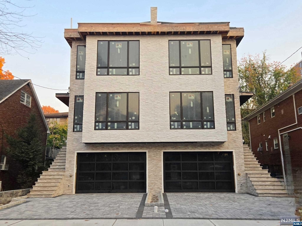 view of front facade featuring a garage