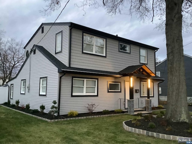 view of front of property featuring a front lawn