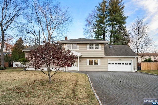 view of front of property featuring a front yard