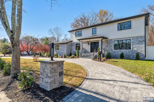 view of front of property featuring a front lawn