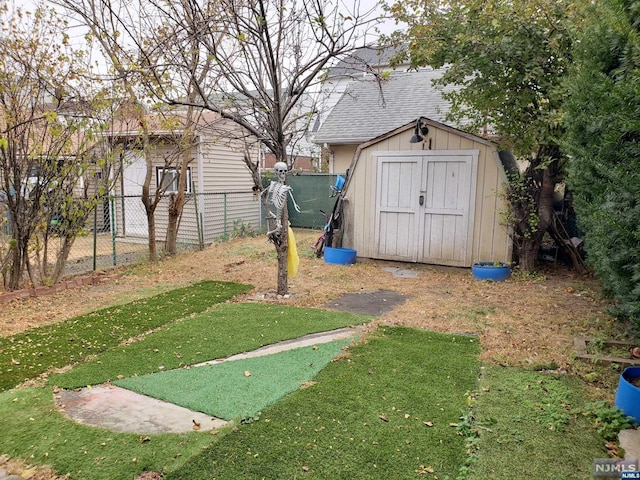 view of yard featuring a storage unit