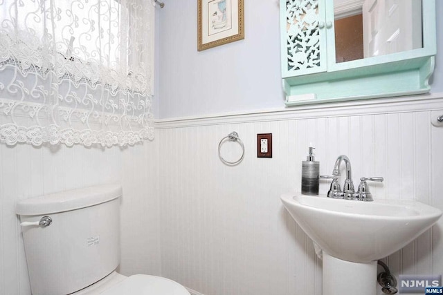 bathroom featuring toilet and sink