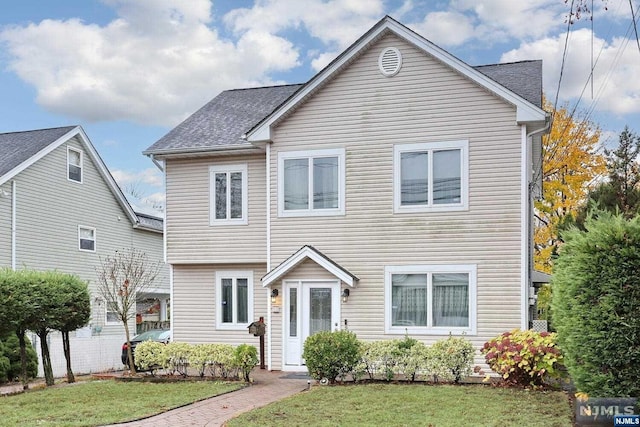 view of front facade featuring a front yard