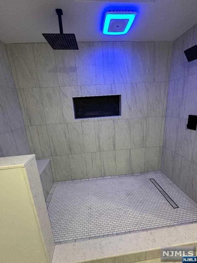 bathroom featuring a tile shower